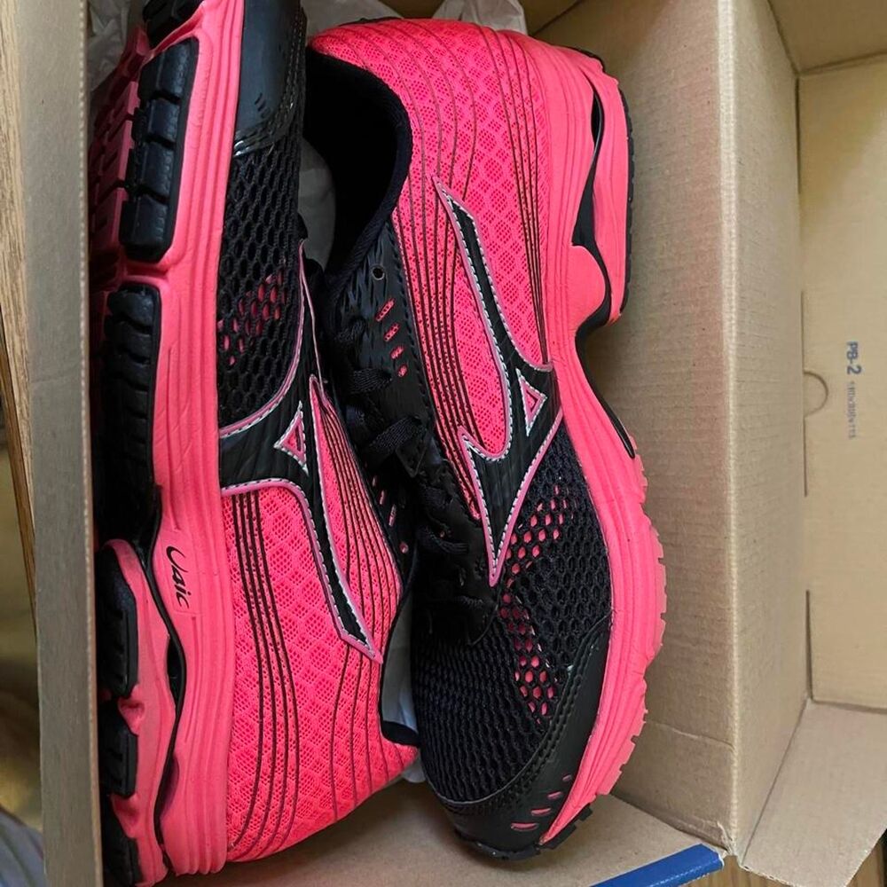Mizuno Women's Pink and Red Trainers